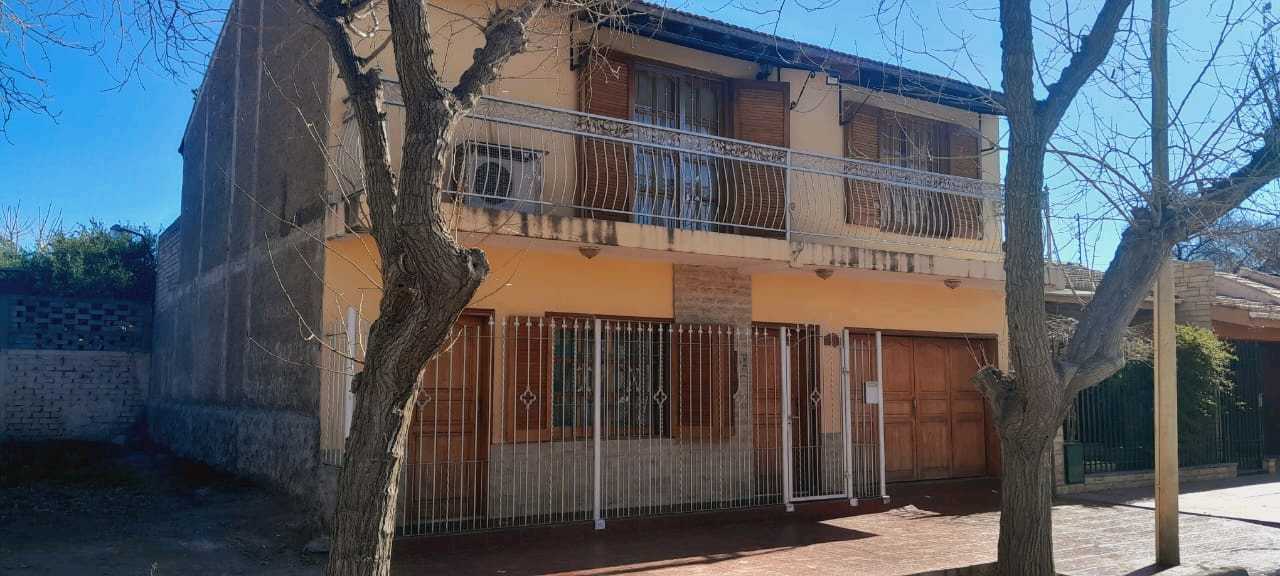 VENTA DE CASA CONFORTABLE CON QUINCHO Y PILETA, RIVADAVIA (CENTRO) - foto 1