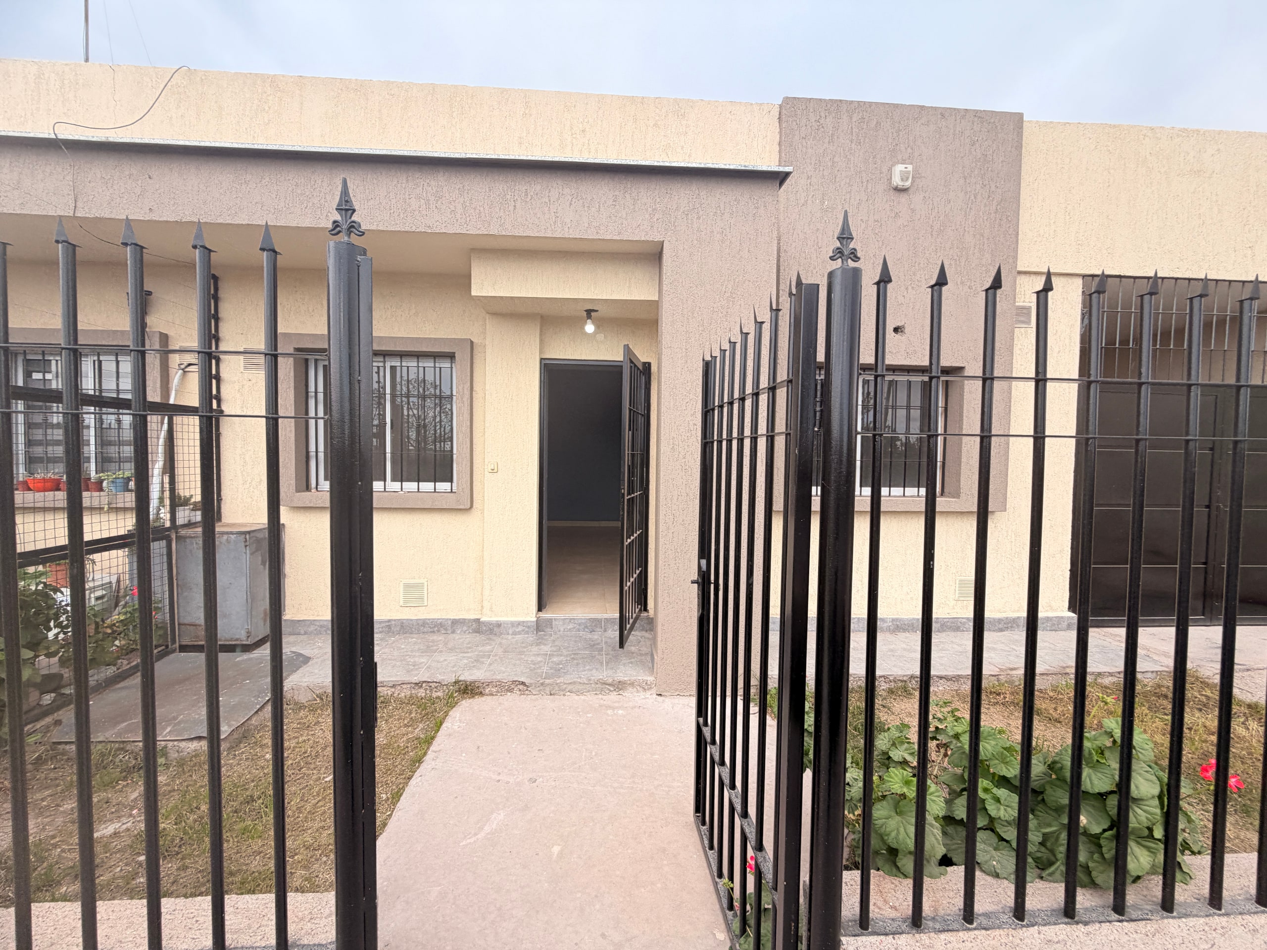 Casa en venta c/ cochera en Rodeo de la Cruz - foto 1