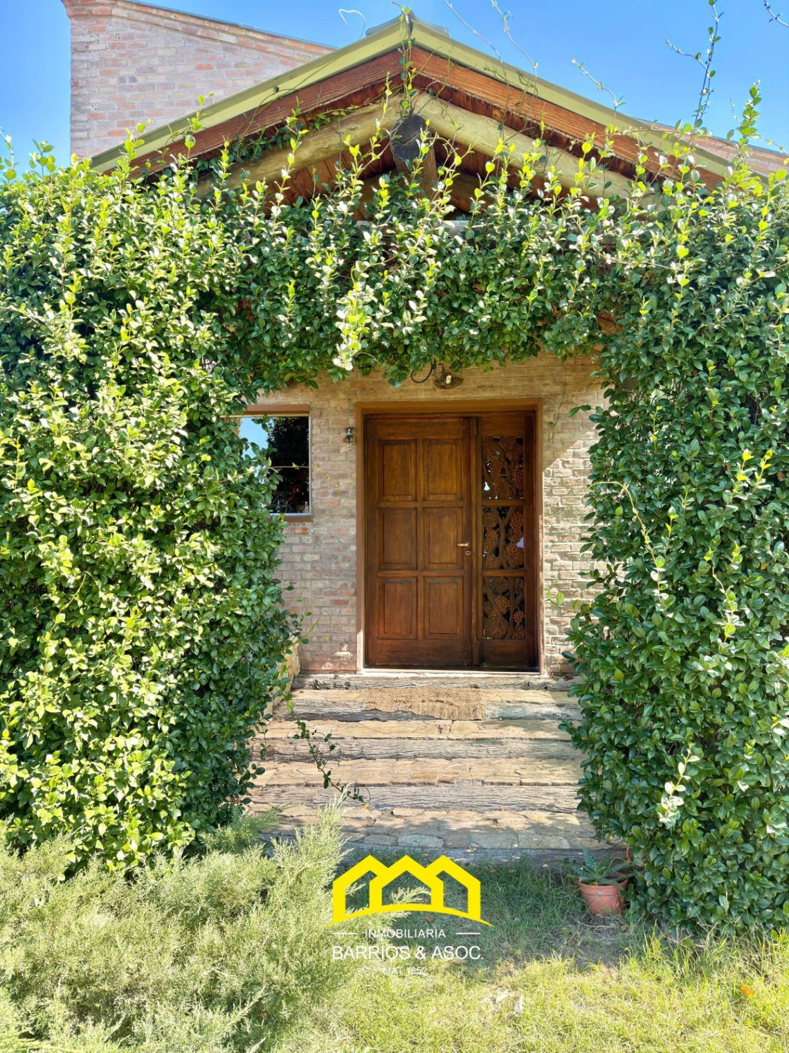 Chalet en venta c/ cochera en San Rafael - foto 1