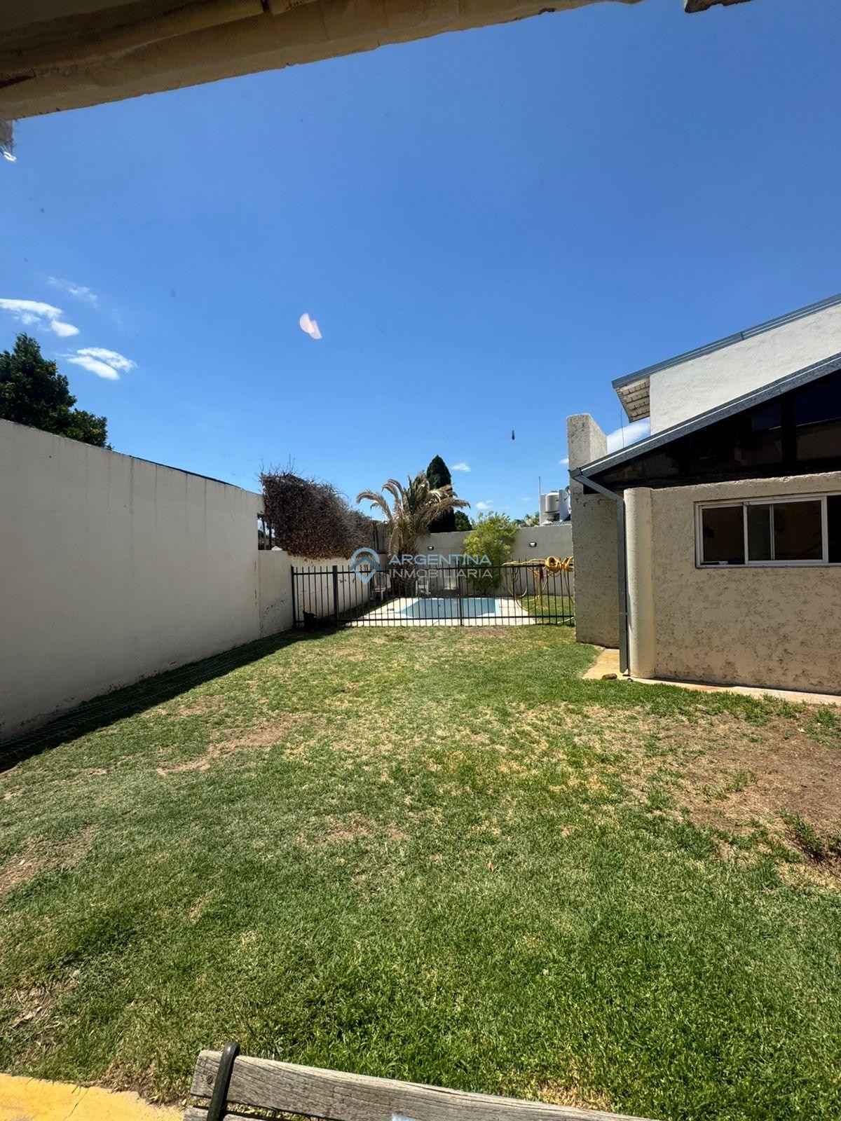 Casa en venta c/ cochera en San Rafael - foto 2