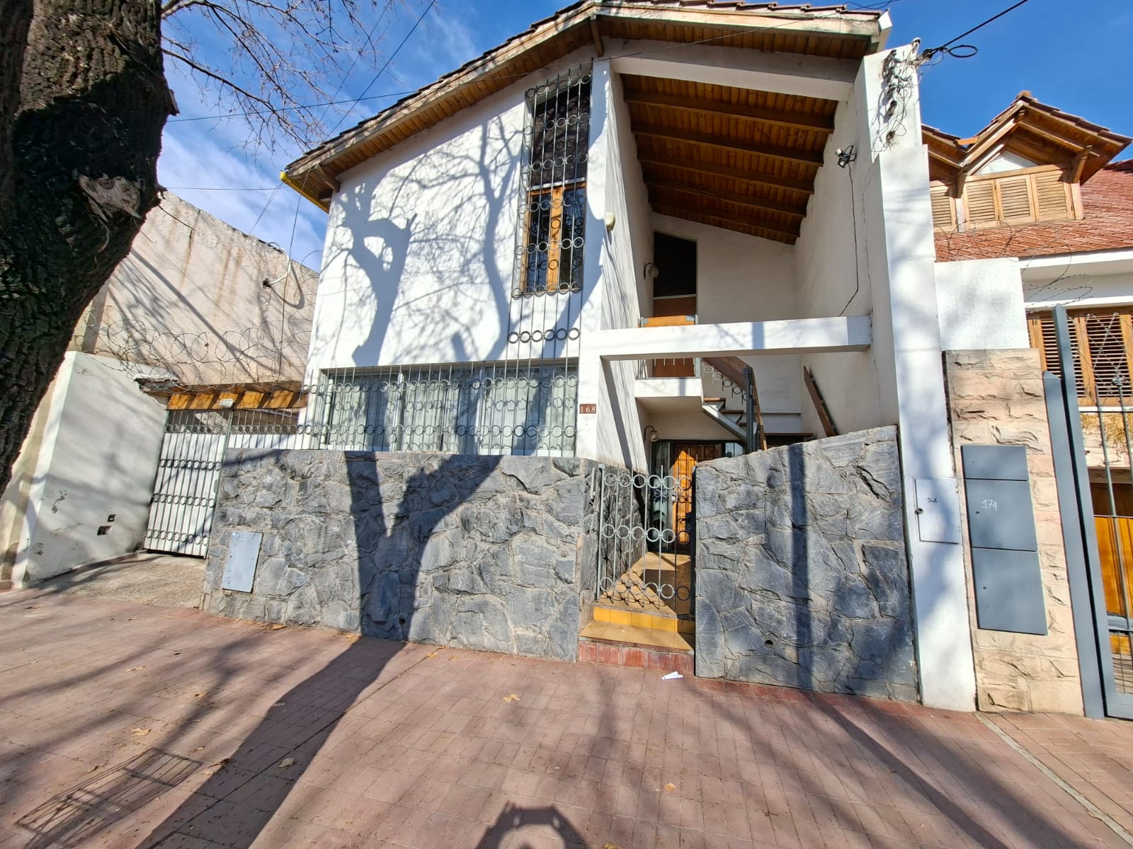 IMPORTANTE CASA EN CIUDAD - foto 2