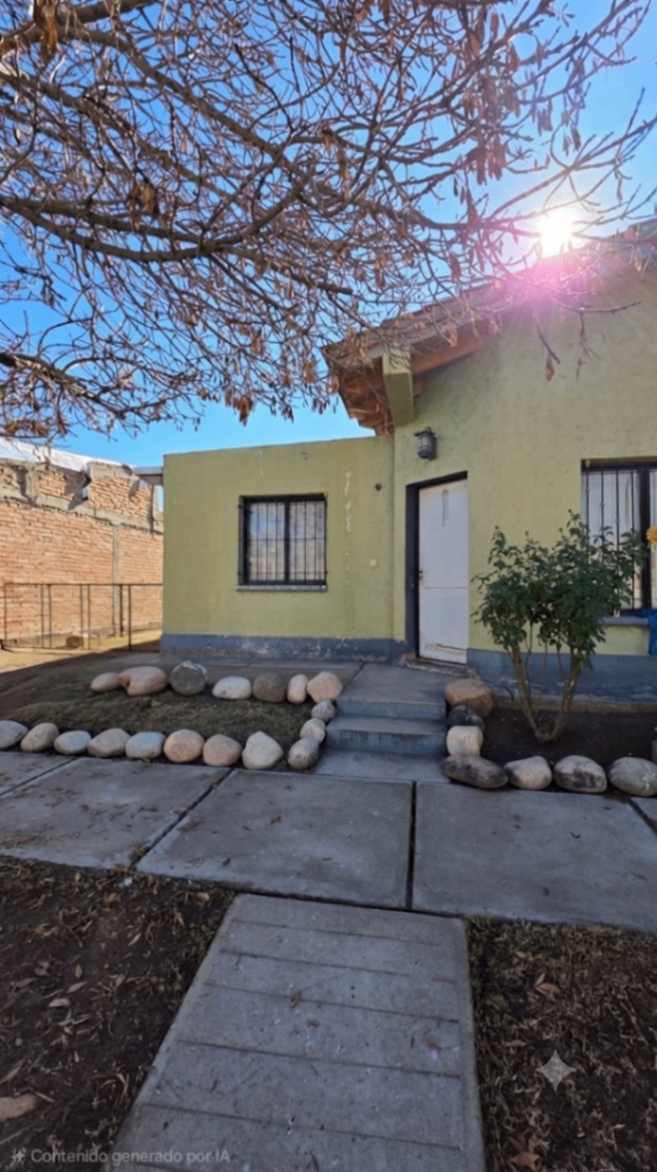 Casa en venta c/ cochera en Tunuyán - foto 2