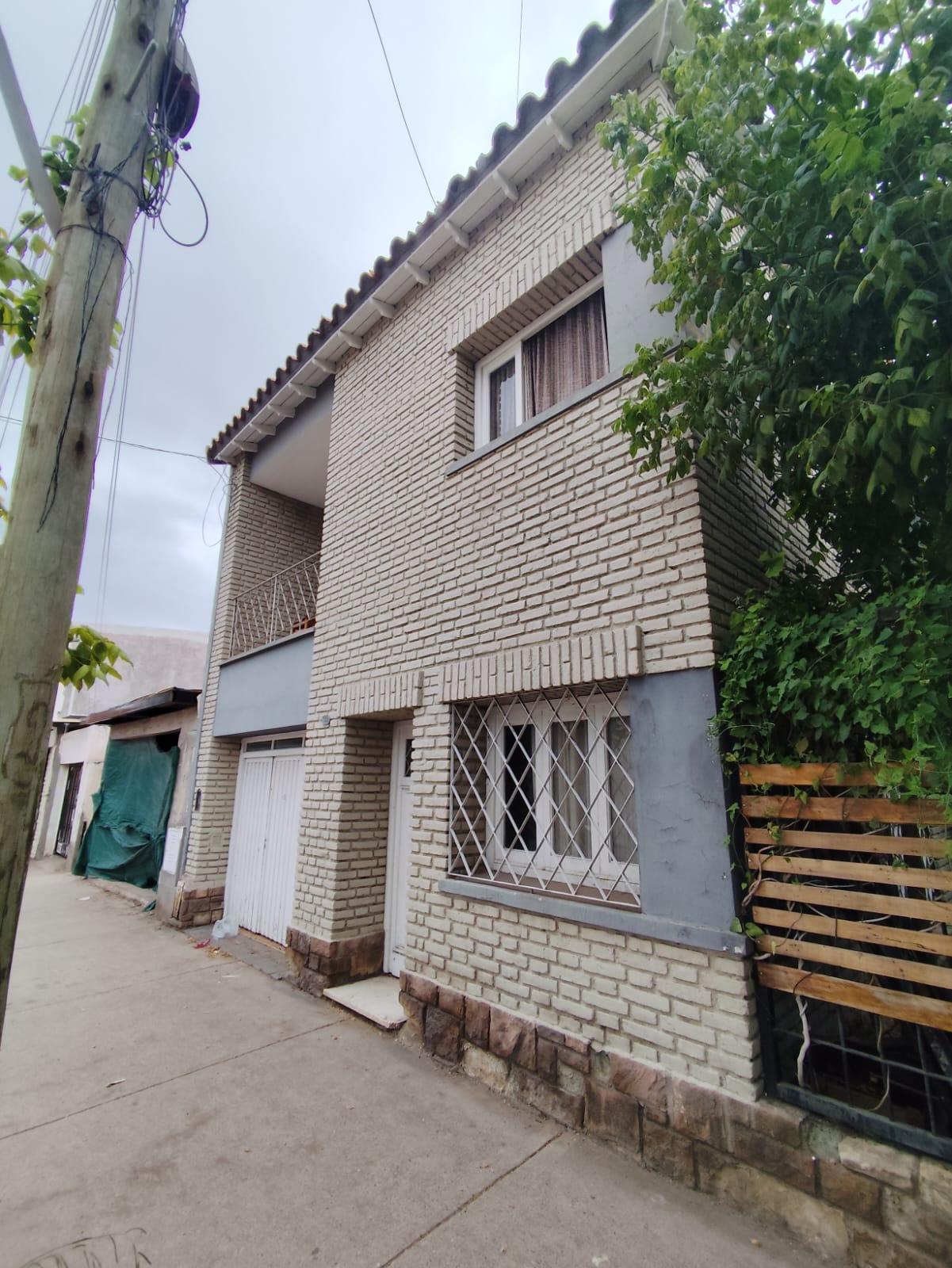 Casa en venta c/ cochera en Las Heras - foto 1