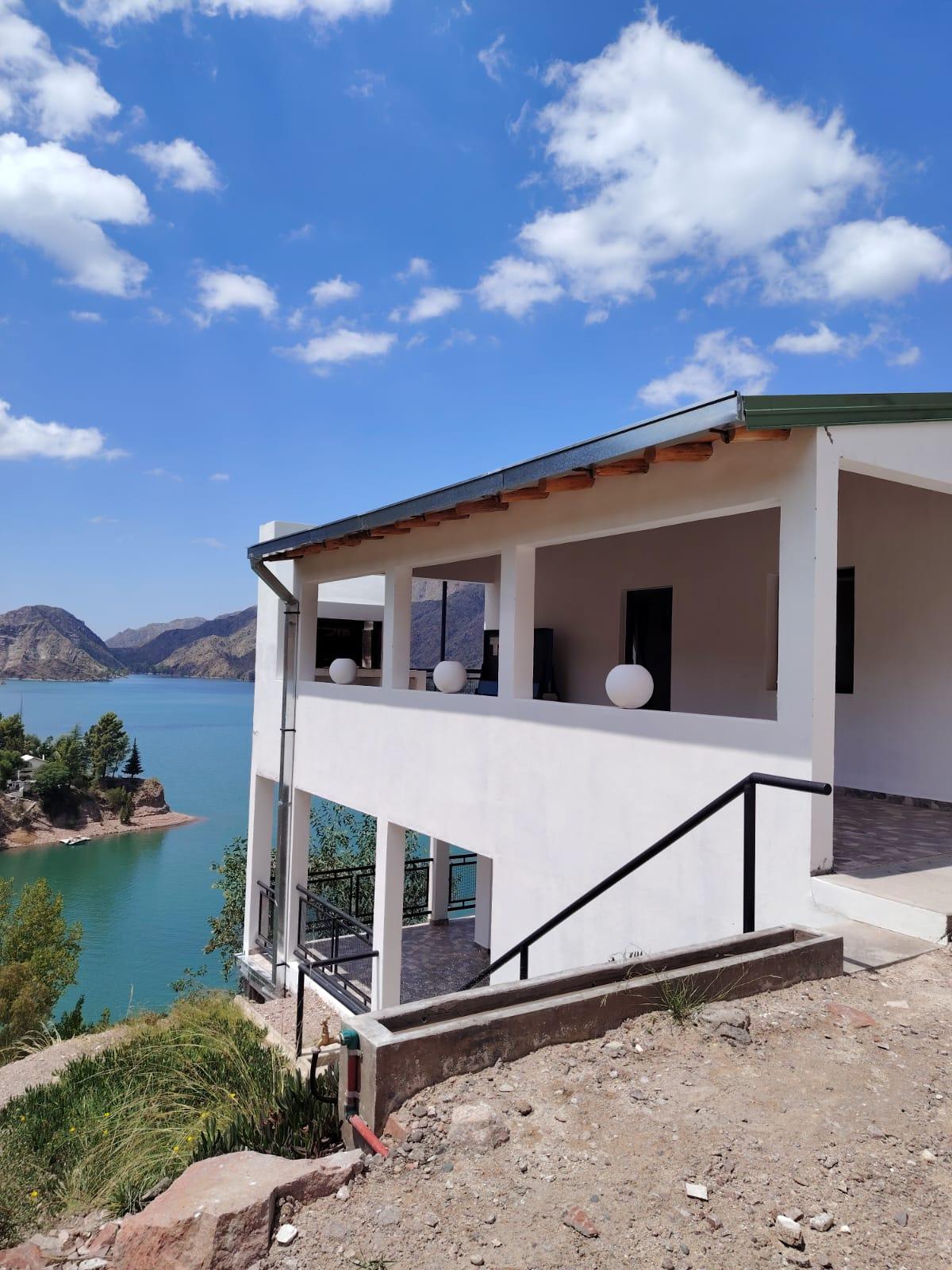 Casa en venta c/ cochera en Los Reyunos - foto 1