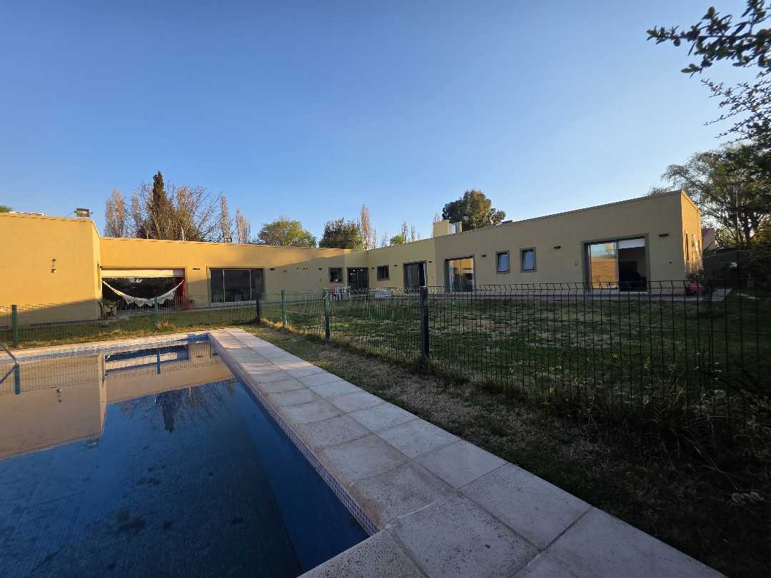 VENTA CASA FAMILIAR 5 DORMITORIOS ALTE BROWN VISTALBA LUJAN - foto 1