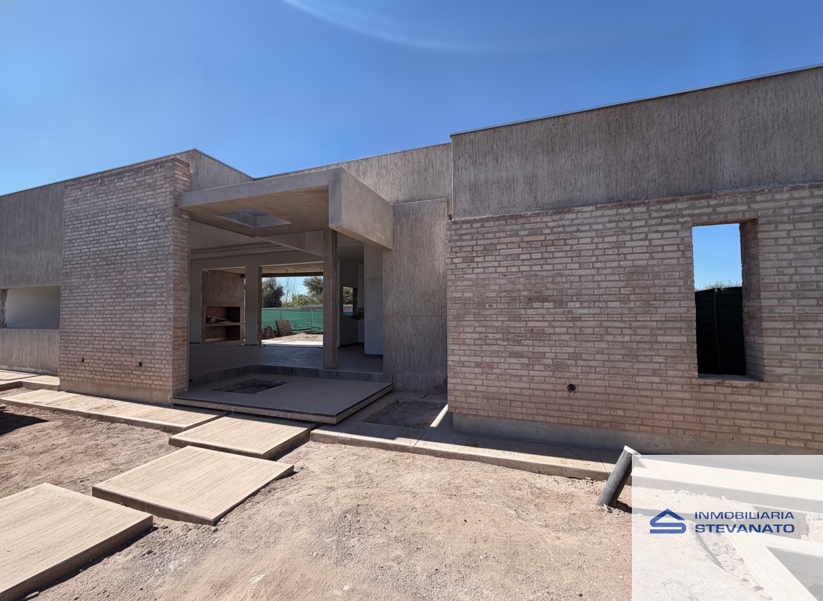 Casa en venta c/ cochera en Russell - foto 1