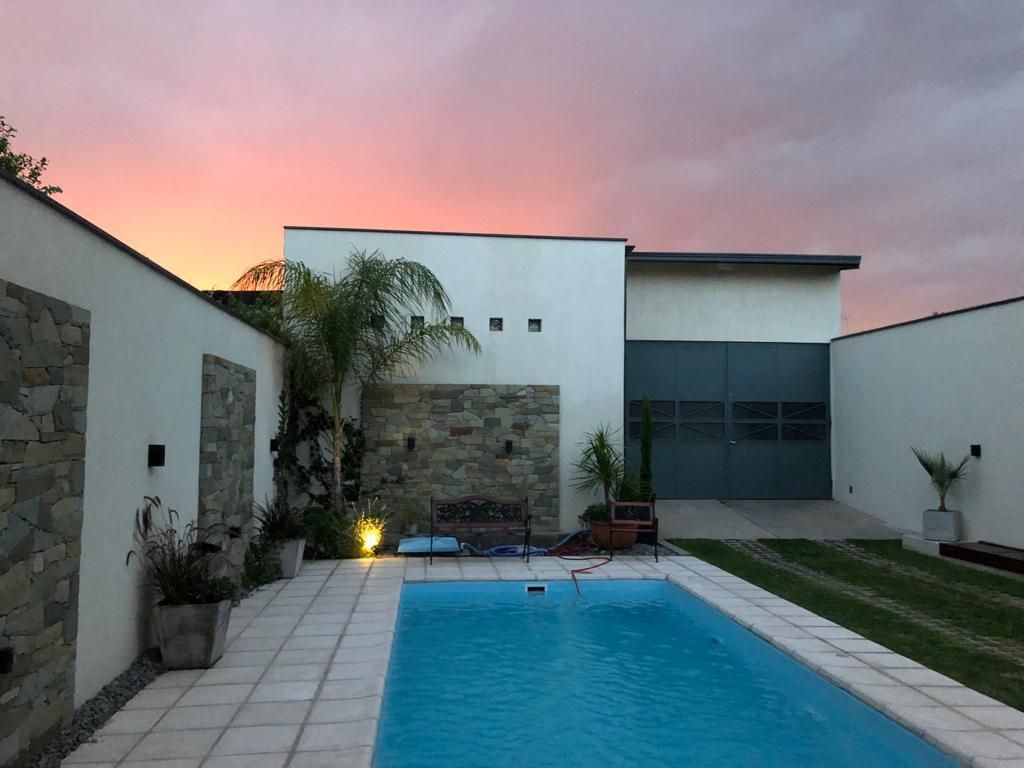 OPORTUNIDAD EXCEPCIONAL CASA DE PRIMERA CALIDAD EN VENTA - foto 1