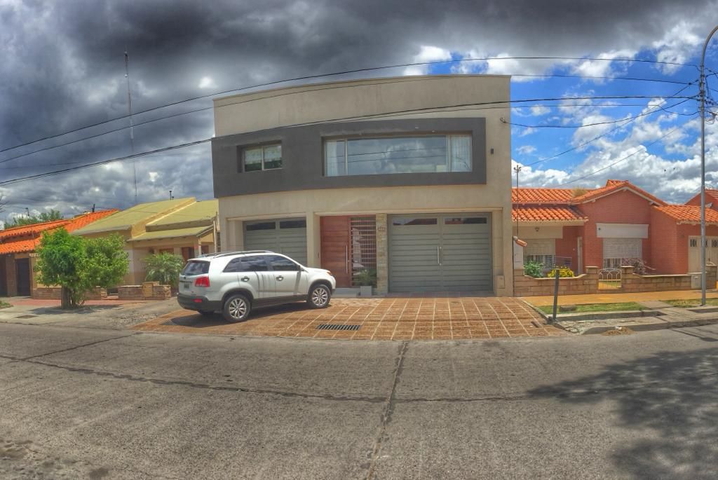 OPORTUNIDAD EXCEPCIONAL CASA DE PRIMERA CALIDAD EN VENTA - foto 2