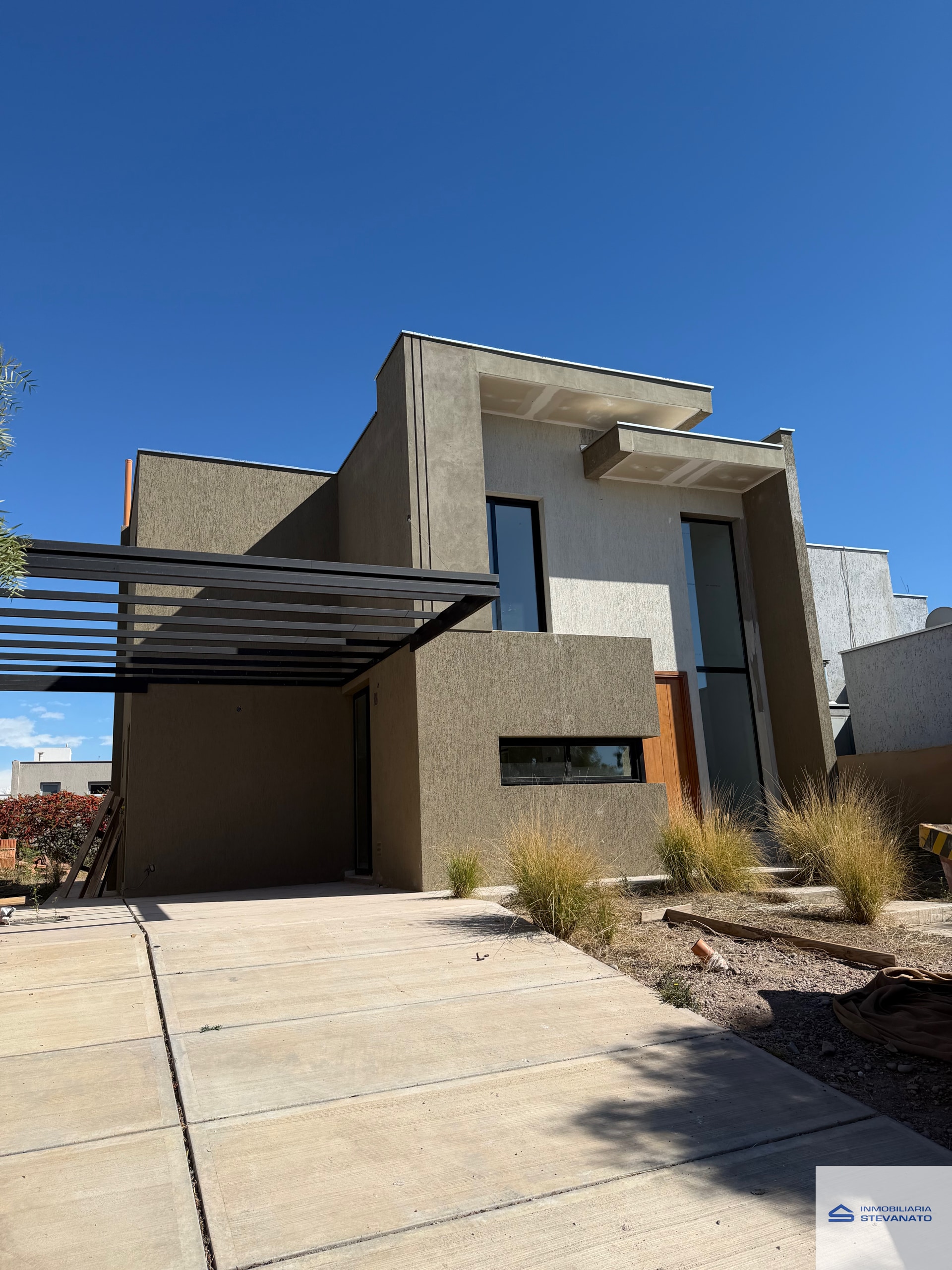 Casa en venta c/ cochera en Russell - foto 1