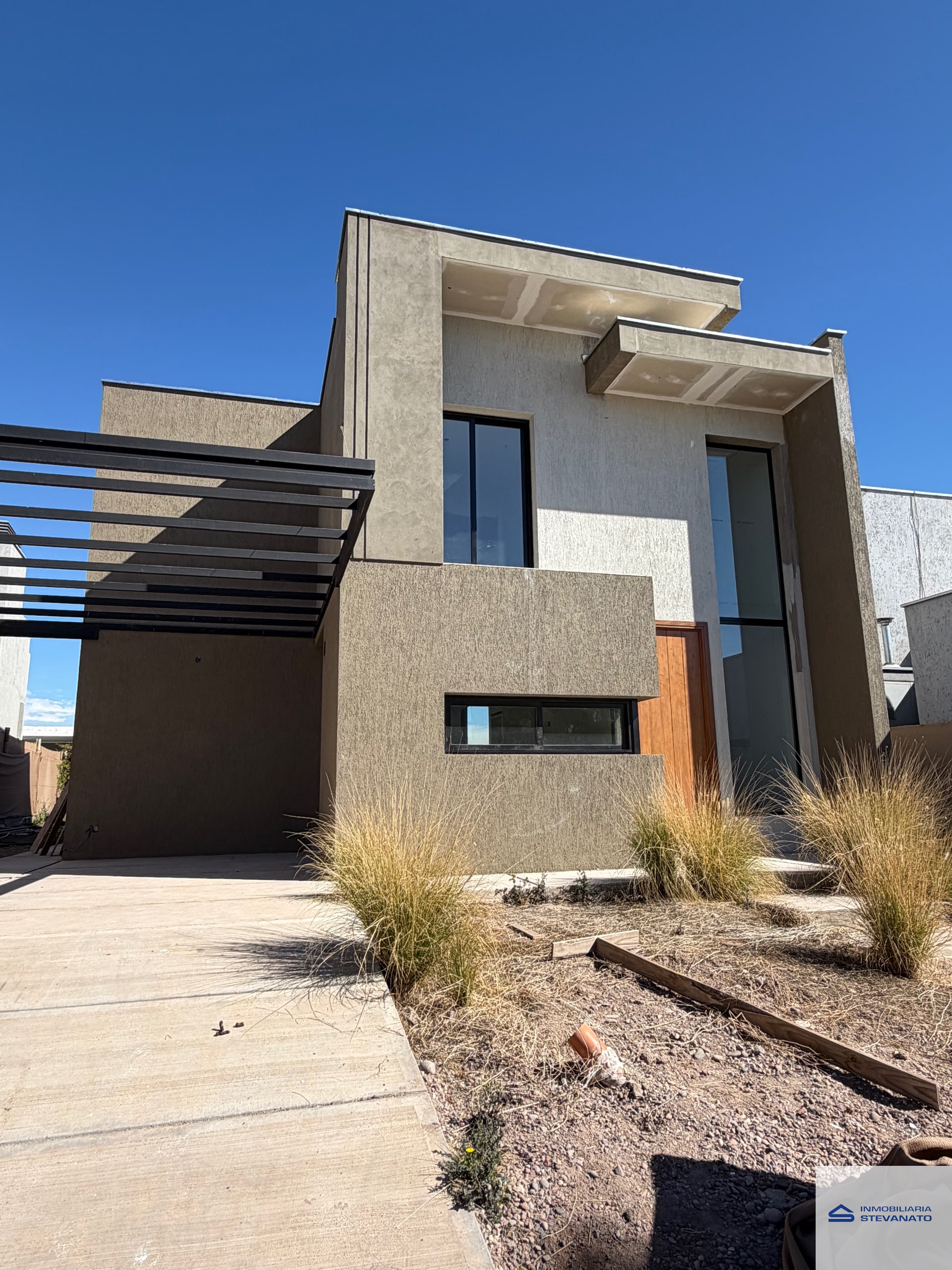 Casa en venta c/ cochera en Russell - foto 2