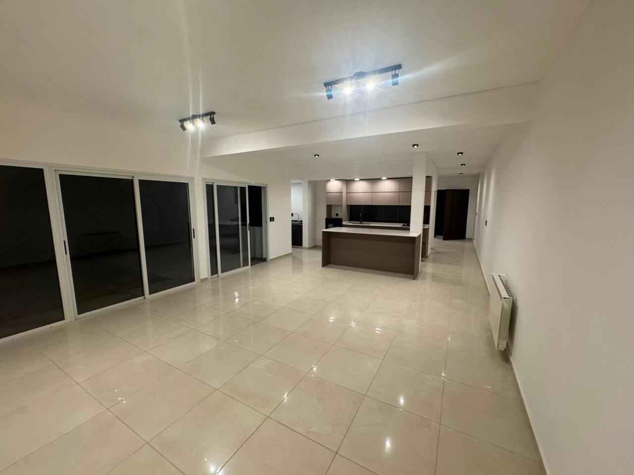 Casa en venta c/ cochera en Otros barrios - foto 5
