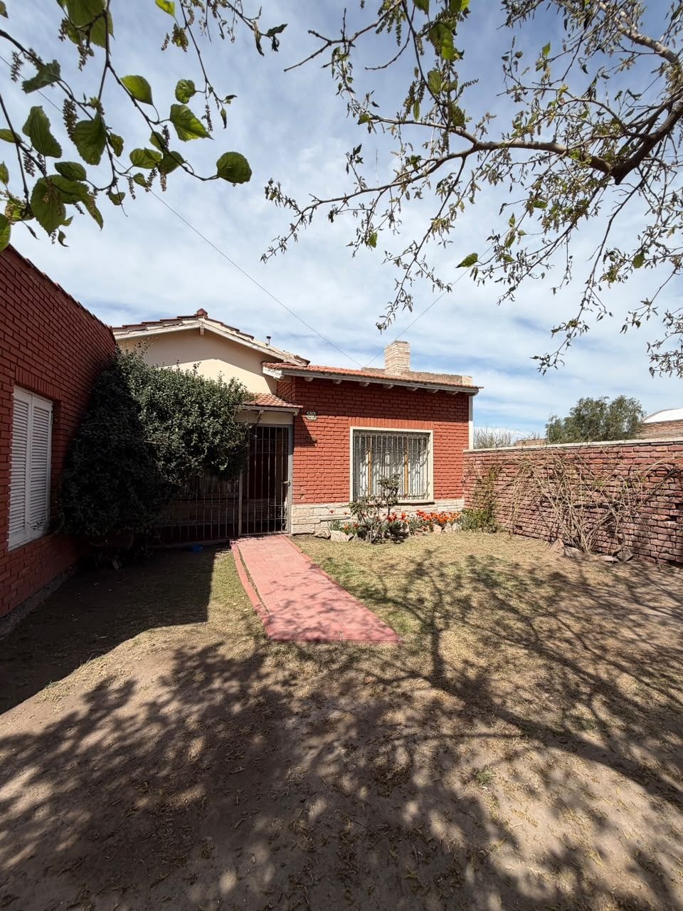 Casa en venta c/ cochera en San Rafael - foto 1