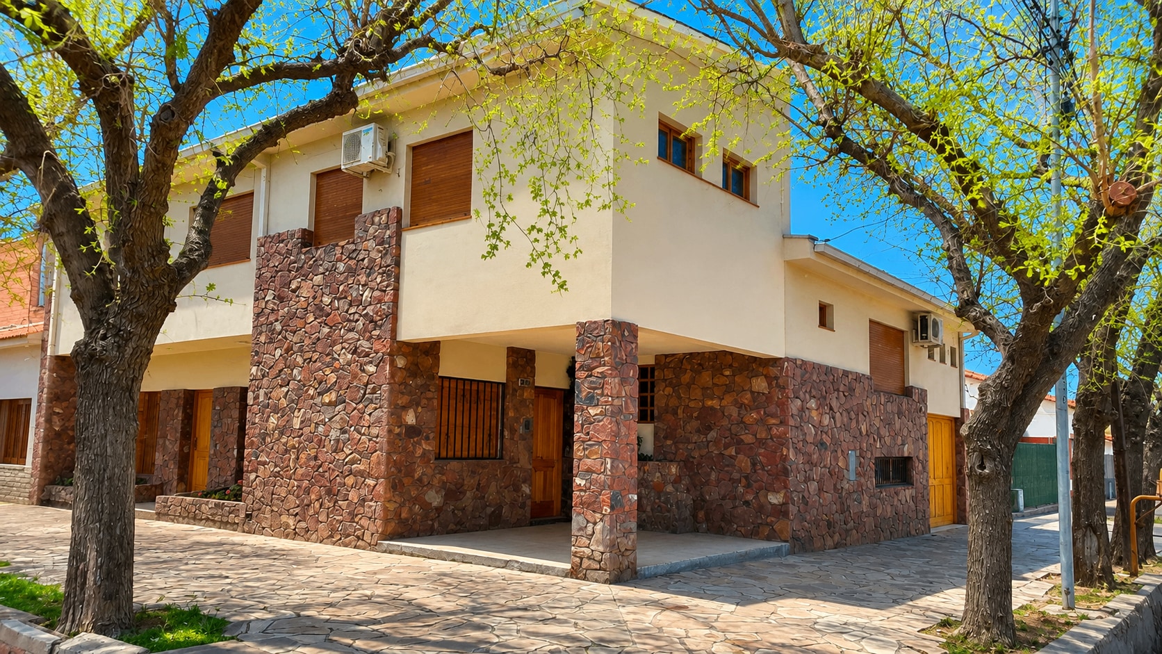 VENTA Casa Céntrica 4 habitaciones 3 baños y cochera en San Rafael - foto 1