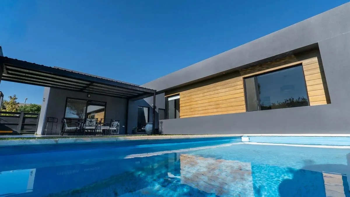 B° Portal Andino- Exclusiva Casa En Venta- 2 Dorm/ Escritorio/ Cochera Doble/ Piscina - foto 2