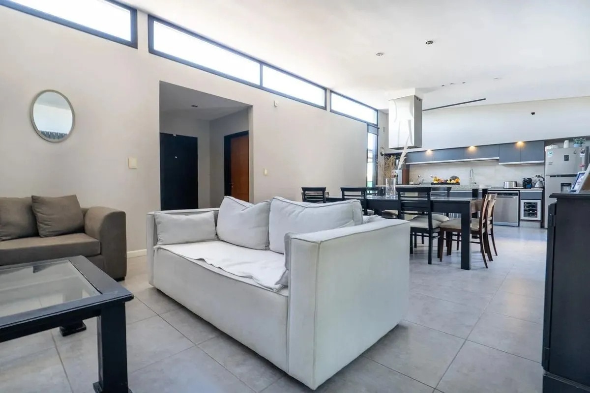 B° Portal Andino- Exclusiva Casa En Venta- 2 Dorm/ Escritorio/ Cochera Doble/ Piscina - foto 3