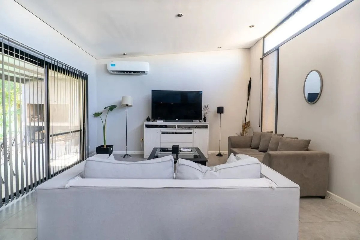 B° Portal Andino- Exclusiva Casa En Venta- 2 Dorm/ Escritorio/ Cochera Doble/ Piscina - foto 4