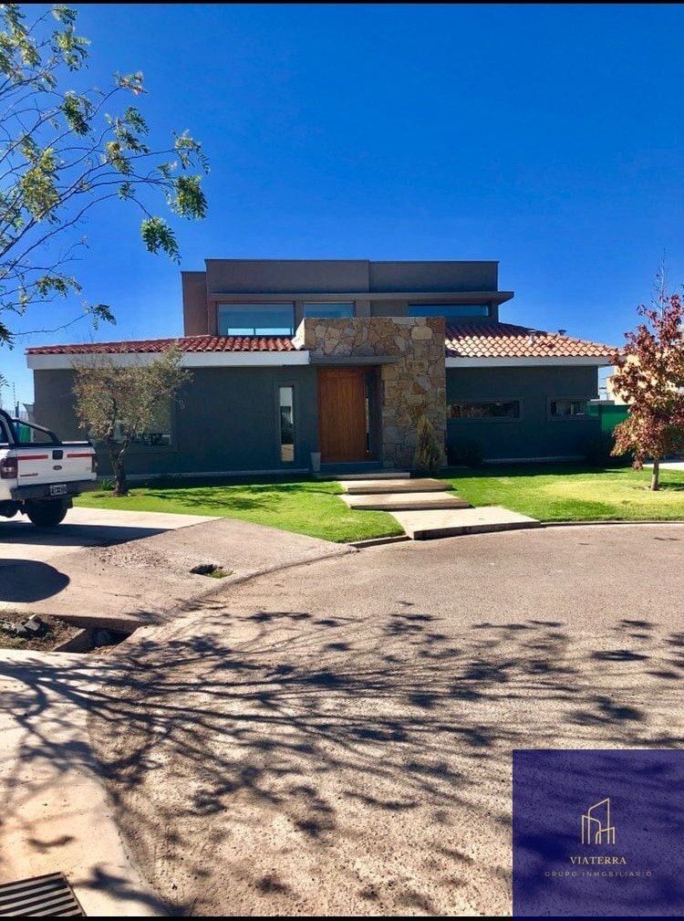 Casa en venta c/ cochera en Carrodilla - foto 2