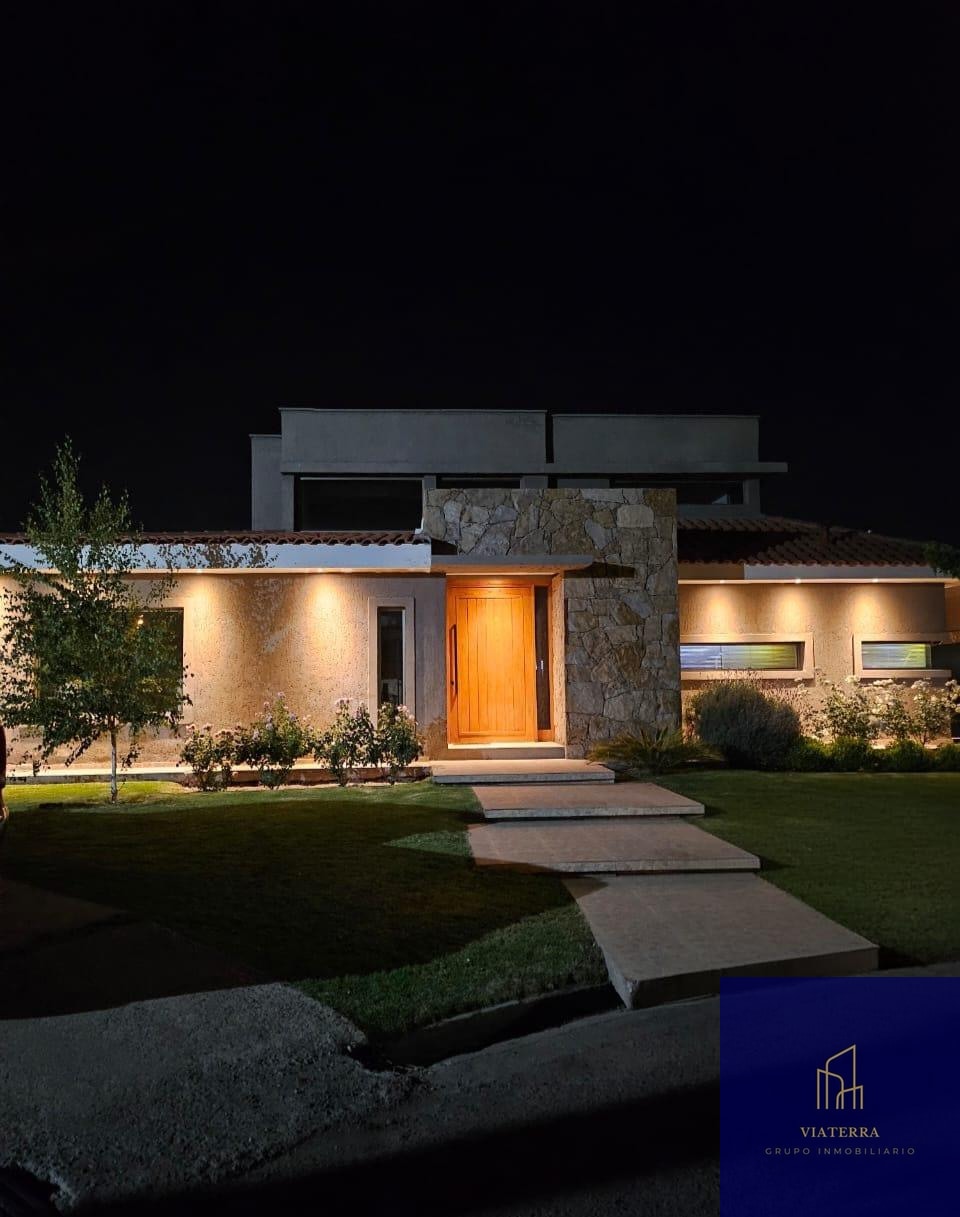Casa en venta c/ cochera en Carrodilla - foto 1