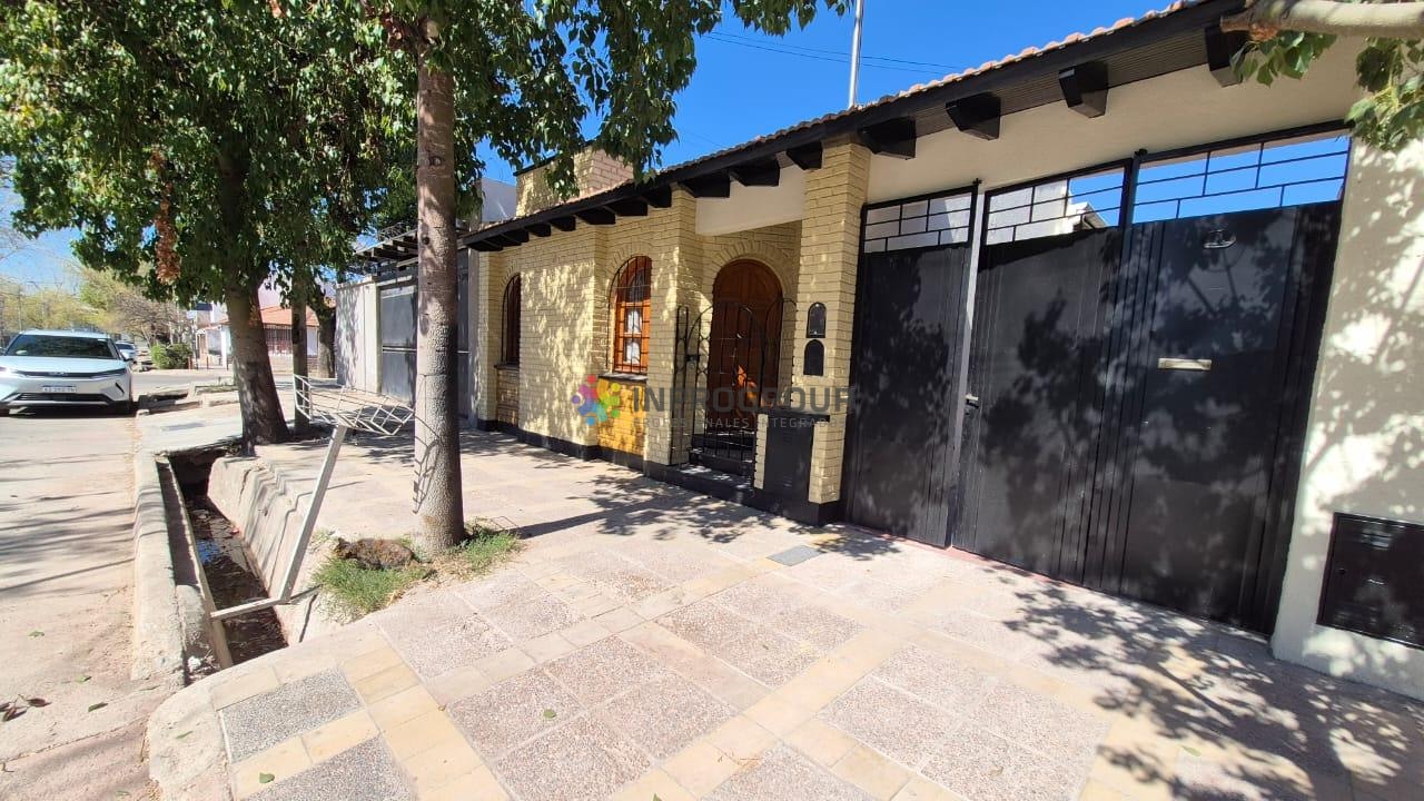 Casa en venta c/ cochera en Godoy Cruz - foto 2