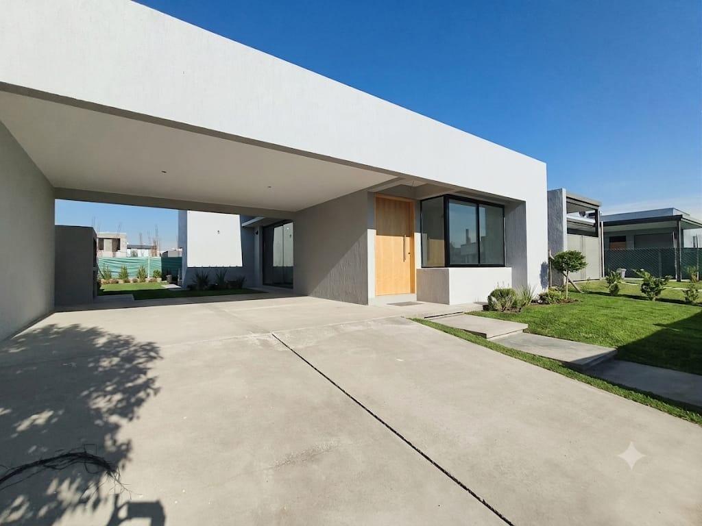 Casa en venta c/ cochera en Rodeo de la Cruz - foto 1